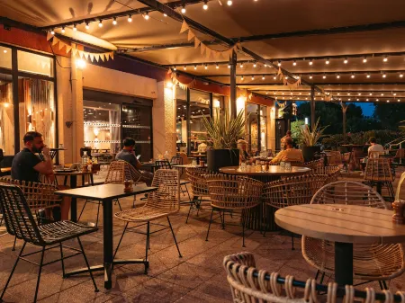 Ibis Marseille Provence Aéroport Отели в г. Витроль