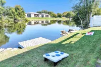 Riverfront Dock and Hot Tub - Stunning Modern Retreat Hotel di Oconto