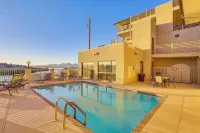 Walkable Waterfront Oasis w/ London Bridge Views! - ビーチサイド