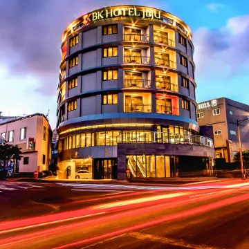 BK Hotel Jeju Отели рядом с достопримечательностью «Библиотека «Саммэбон»»