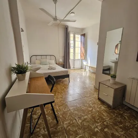 Youth Hostel - Central and Basic Drassanes Отели рядом с достопримечательностью «Старый порт»