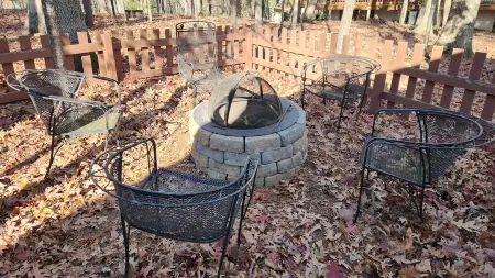 Cozy 4-bedroom cabin with jacuzzi hot tub. Overlooking ski /mnt bike slopes.