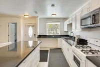 Between la and Orange County Quiet Getaway with Patio