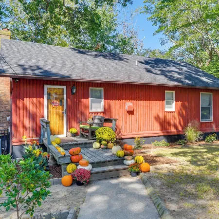 Lakefront Log Cabin Retreat w/ Hot Tub + Kayaks!