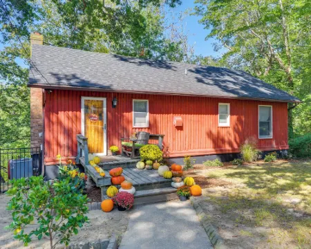 Lakefront Log Cabin Retreat w/ Hot Tub + Kayaks! Hotels in Calvert County