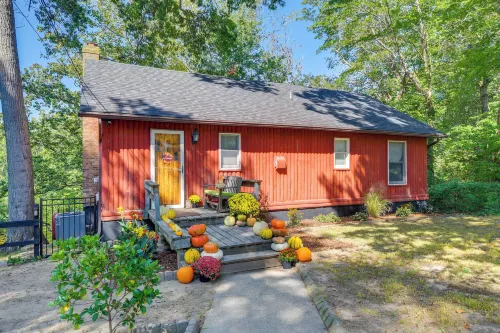 Lakefront Log Cabin Retreat w/ Hot Tub + Kayaks!