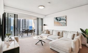 Ocean View 3-Bed with Gym, Pool, Sauna & Parking