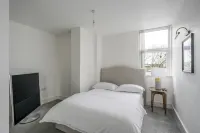 Luxurious 2 Bedroom Apartment with Free Parking - Homestays