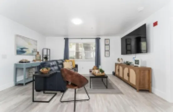 Cozy Modern Apartment - Near Shands & VA