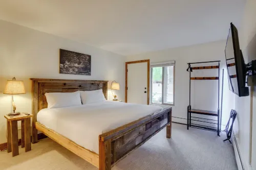 Mountain Meadows Condo Walk to Ski Shuttle! - Parkering
