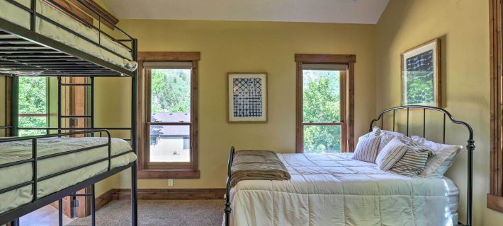 Provo Canyon Cabin 'Treehouse' w/ Mountain Views Отели в г. Прово
