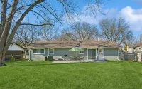 Charming 3-bedroom/ 2 Bath Single Family Home/ Schaumburg