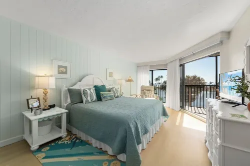 Completely renovated one bedroom on the beach, 65' Samsung TV tennis, pool.