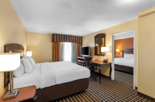 Comfort Inn & Suites Somerset - New Brunswick Hotels in 