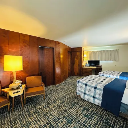 Curly Redwood Lodge
