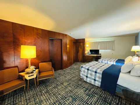 Curly Redwood Lodge Hotels in Crescent City