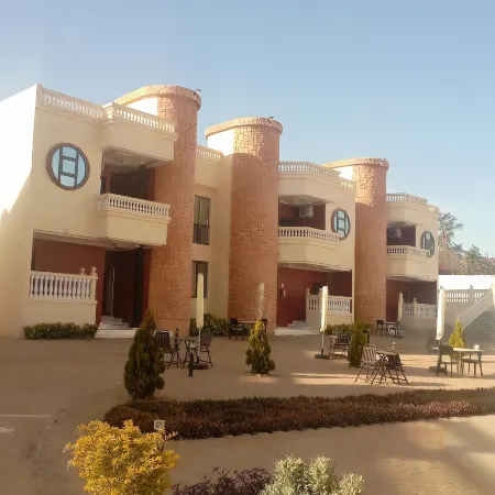 Sally Beach Hotel Yenne