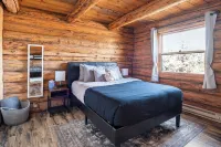 Mountain View Cabin Oasis near Smith Rock on Multi-acre Property, Dog-Friendly!