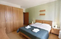 Flat with shared pool in Fiorini  호텔