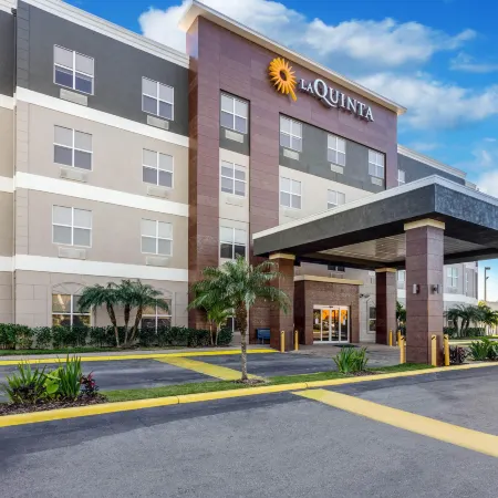 La Quinta Inn & Suites by Wyndham Tampa Central Отели рядом с достопримечательностью «Зоопарк Лоури»