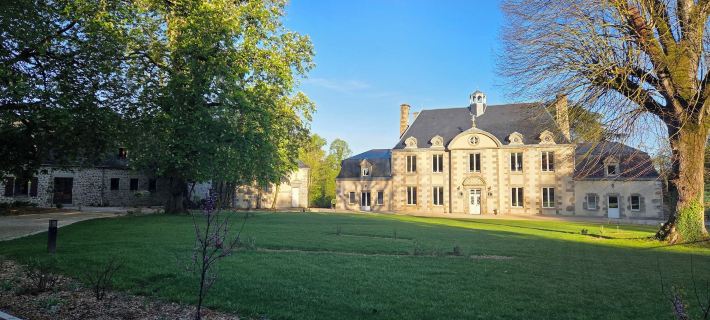 Logis Hotel Restaurant la Marjolaine マイエンヌのホテル