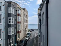 Charming House With Balcony Near Brighton Beach