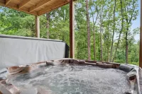 Luxury Mineral Bluff Cabin with Deck and Hot Tub! - parking