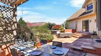 Timber & Rock Retreat by Avantstay Hot Tub + Outdoor Dining + Firepit Near Bell Rock Trails - Homestays