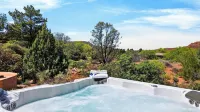 Timber & Rock Retreat by Avantstay Hot Tub + Outdoor Dining + Firepit Near Bell Rock Trails - Homestays