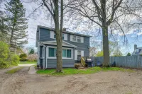 2 Blocks to Beach! Lake Huron Hideaway - Homestays