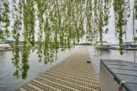 Executive Lake Washington Stay with Dock Access - Boutique