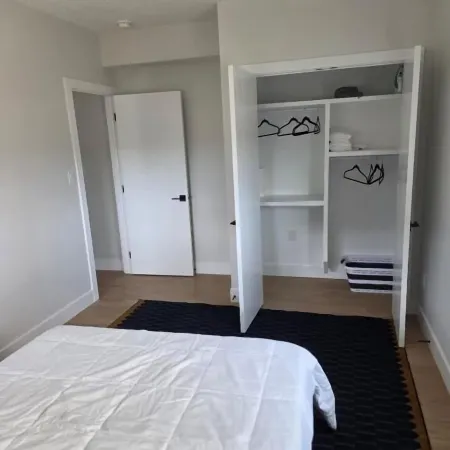 Cozy Irvine Creek Walk-out Suite 10 Mins to YEG