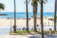 Newly Renovated Beachfront Apartment Ideally Located in Penelope - إطلالة على البحر