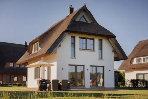 Dream thatched house with water view - 3 bedrooms - 10 min. walk to the beach - 4-Star