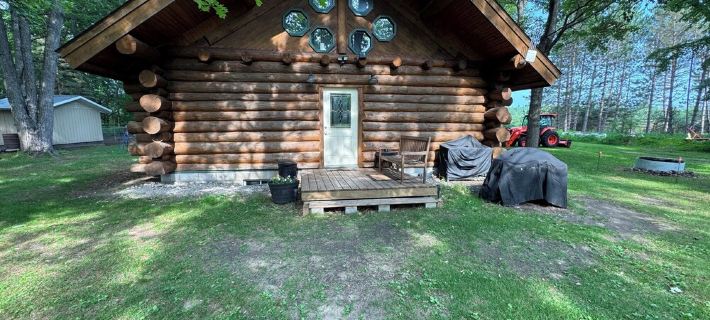 Hobby Farm Cottage Hotels in Marinette County