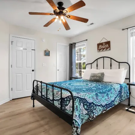 Near Eats, Shops, Golf & Beach: Oak Island Suite!