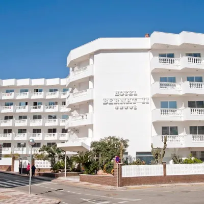 Hotel Bernat II Отели рядом с достопримечательностью «Пляж Лес-Рокес-д'эн-Льюк»