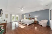 Bursting with Sunshine Pool S & G 5 Bedroom Home by Redawning - Balkoner
