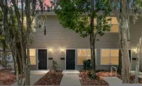 Gorgeous Townhome UF Campus Adjacent Full Kitchen - Condos