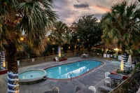 Family Garden Inn & Suites - Kolam Renang