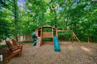 Sleeps 18 - Hot Tub - Playground - Games - Firepit - balcony