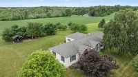 Between Geneva & Canandaigua- Large Yard, Firepit, Sleeps 13 - Wi-Fi