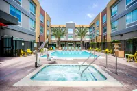 Home2 Suites by Hilton Carlsbad - Swimmingpools