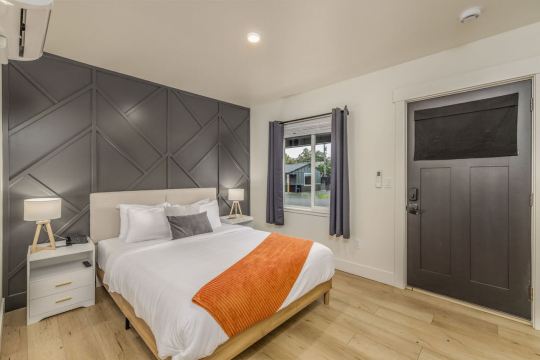 The Flats Studio 1 - Queen Bed and Kitchenette