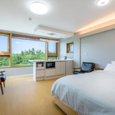Jeju la Memoria Pension Hotels near Bengdwigul Cave