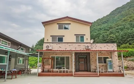 Wonju Sogeumsan Pension Отели рядом с достопримечательностью «Ganhyeon Yuwonji»