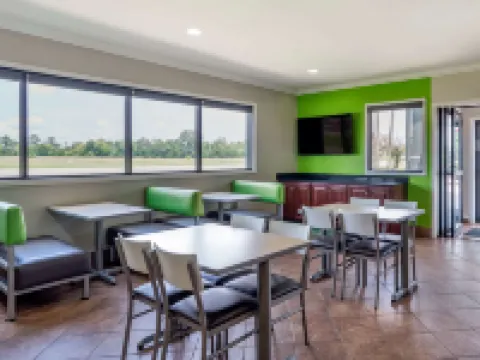 Quality Inn & Suites Hotels in Demopolis