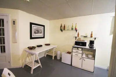 Gandhi: Very Large Room Decorated in Indian Style, Office Space and Sofa 락 나이른 주변 호텔