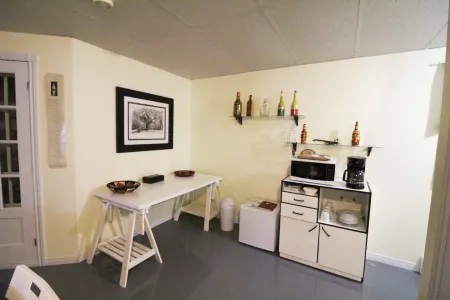 Gandhi: Very Large Room Decorated in Indian Style, Office Space and Sofa Отели в г. Шарлевуа-Эст