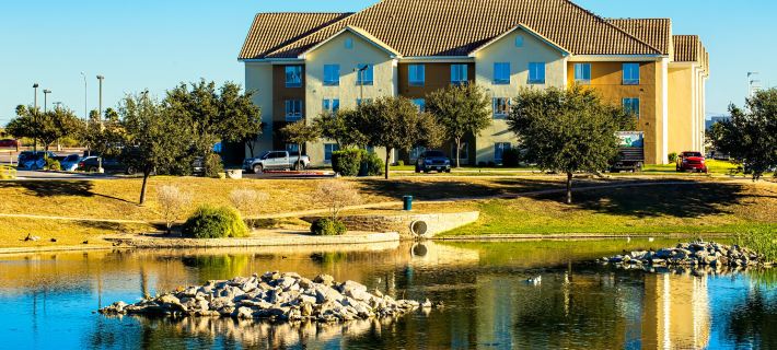 Staybridge Suites Laredo International Airport by IHG Отели в г. Уэбб